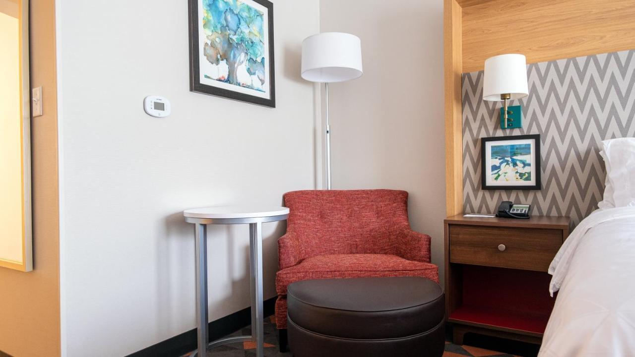 Holiday Inn & Suites Philadelphia W - Drexel Hill By Ihg Exterior photo