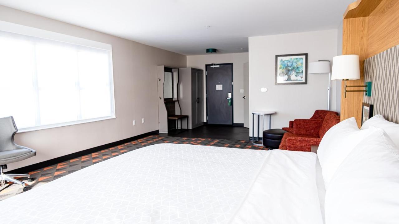 Holiday Inn & Suites Philadelphia W - Drexel Hill By Ihg Exterior photo