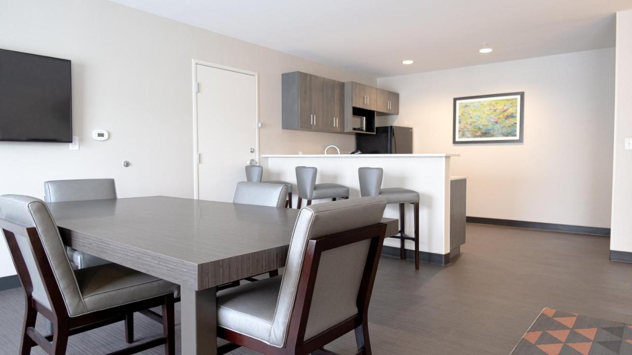 Holiday Inn & Suites Philadelphia W - Drexel Hill By Ihg Exterior photo