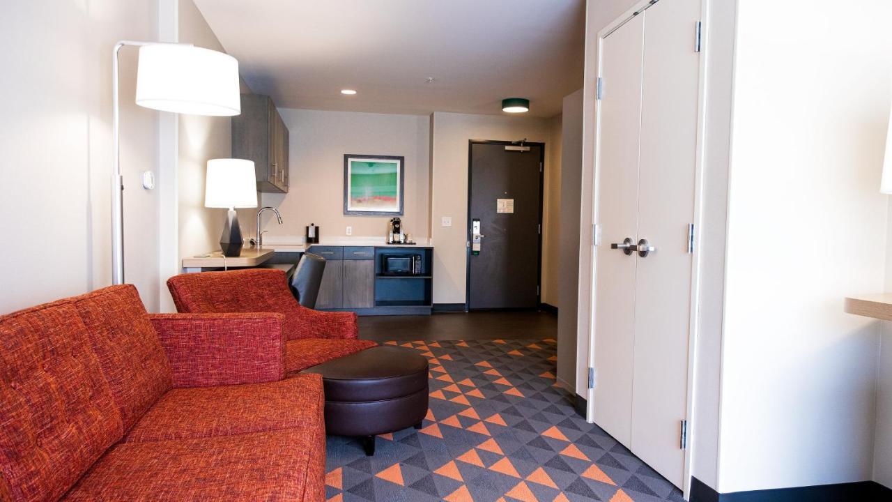 Holiday Inn & Suites Philadelphia W - Drexel Hill By Ihg Exterior photo