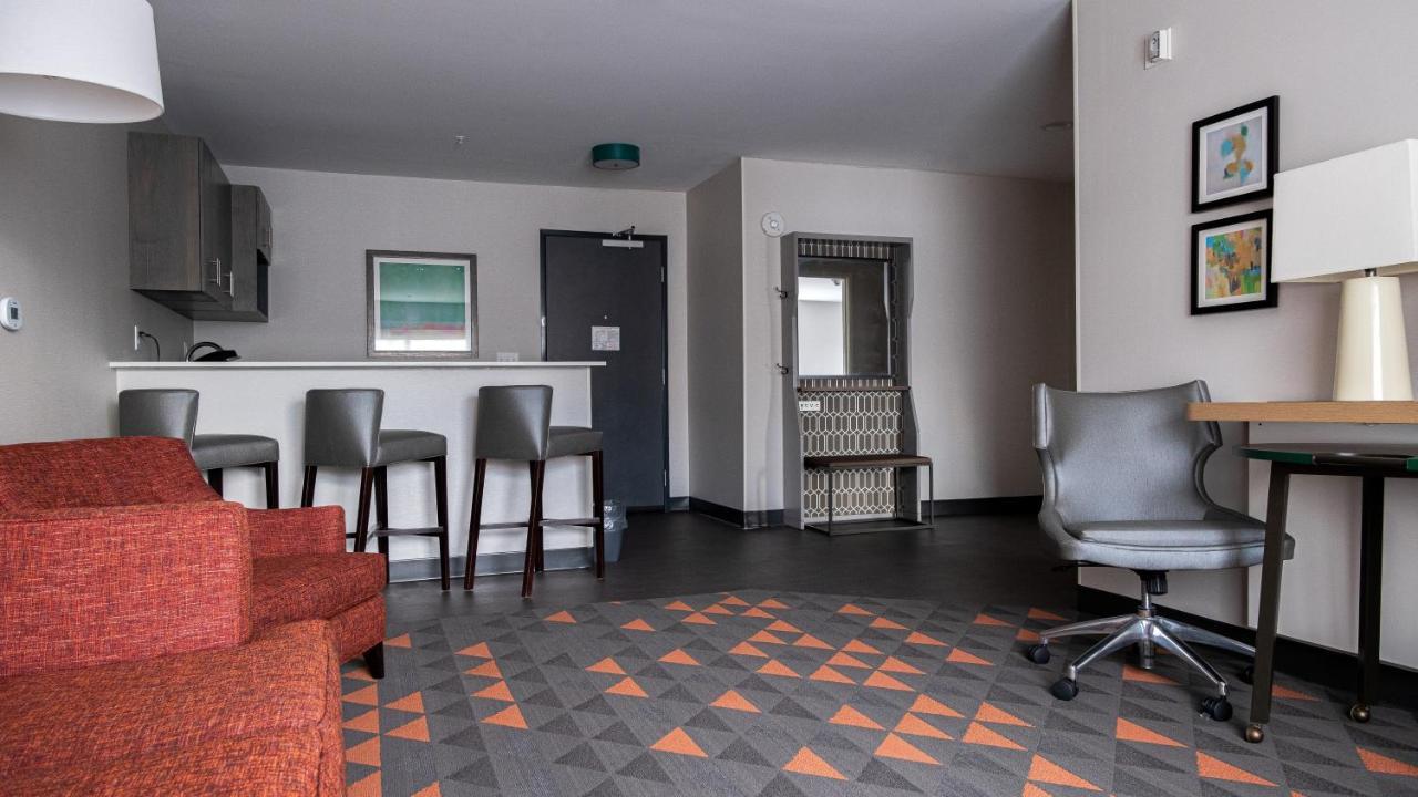Holiday Inn & Suites Philadelphia W - Drexel Hill By Ihg Exterior photo