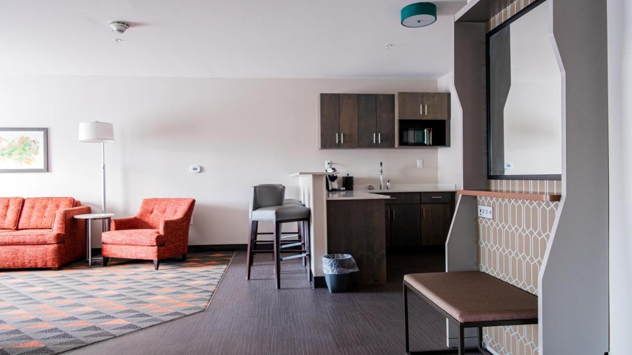 Holiday Inn & Suites Philadelphia W - Drexel Hill By Ihg Exterior photo