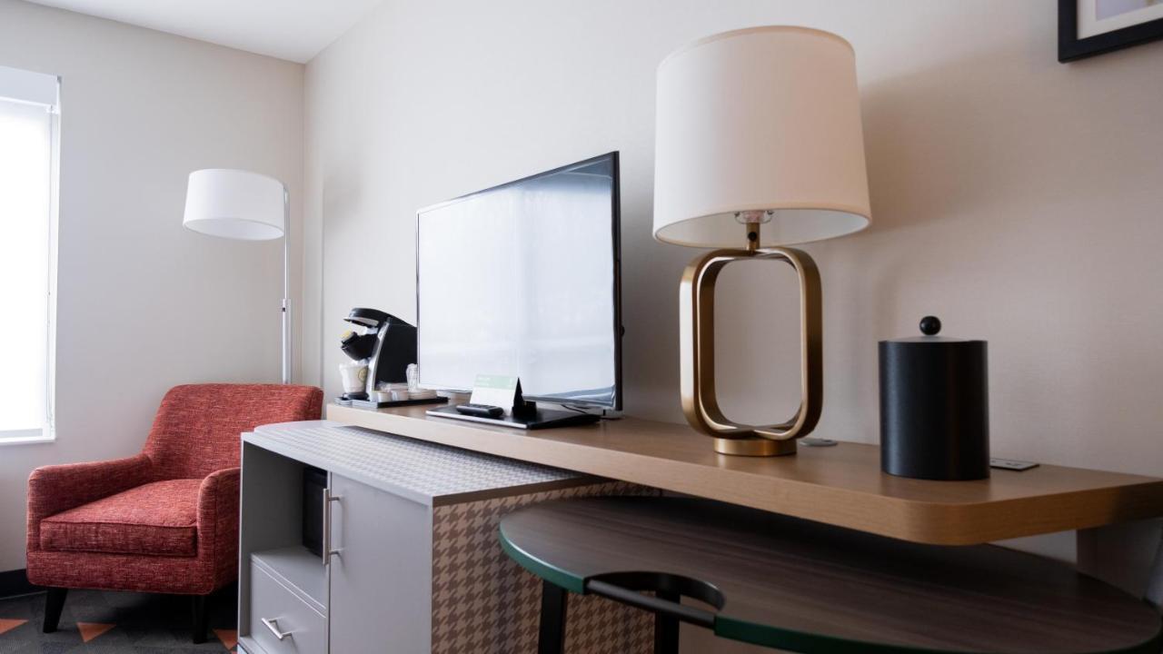 Holiday Inn & Suites Philadelphia W - Drexel Hill By Ihg Exterior photo