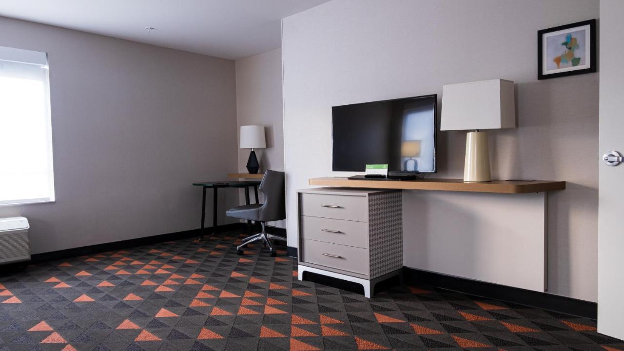 Holiday Inn & Suites Philadelphia W - Drexel Hill By Ihg Exterior photo